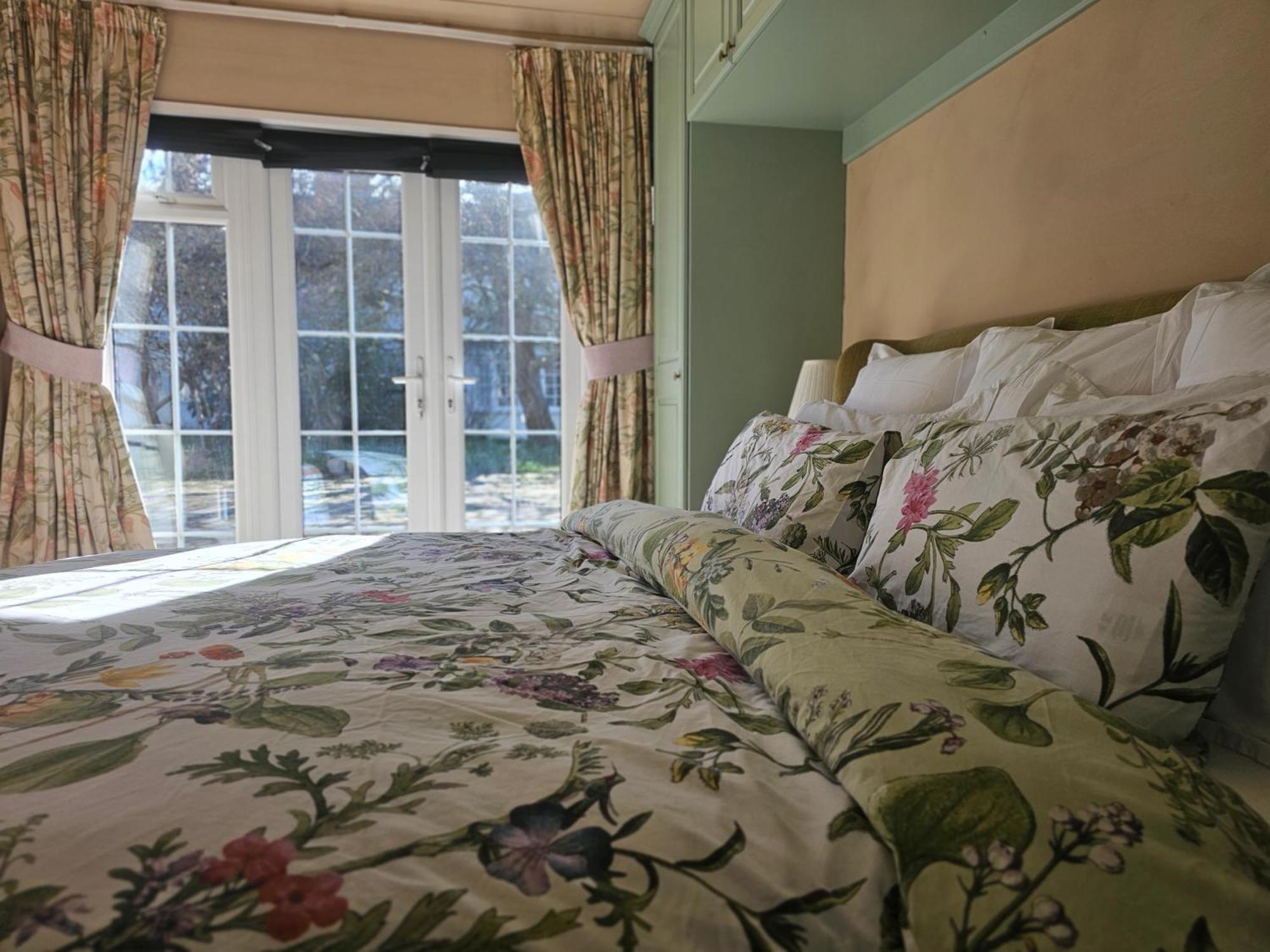 English Farmhouse Cottage Гильдфорд Экстерьер фото